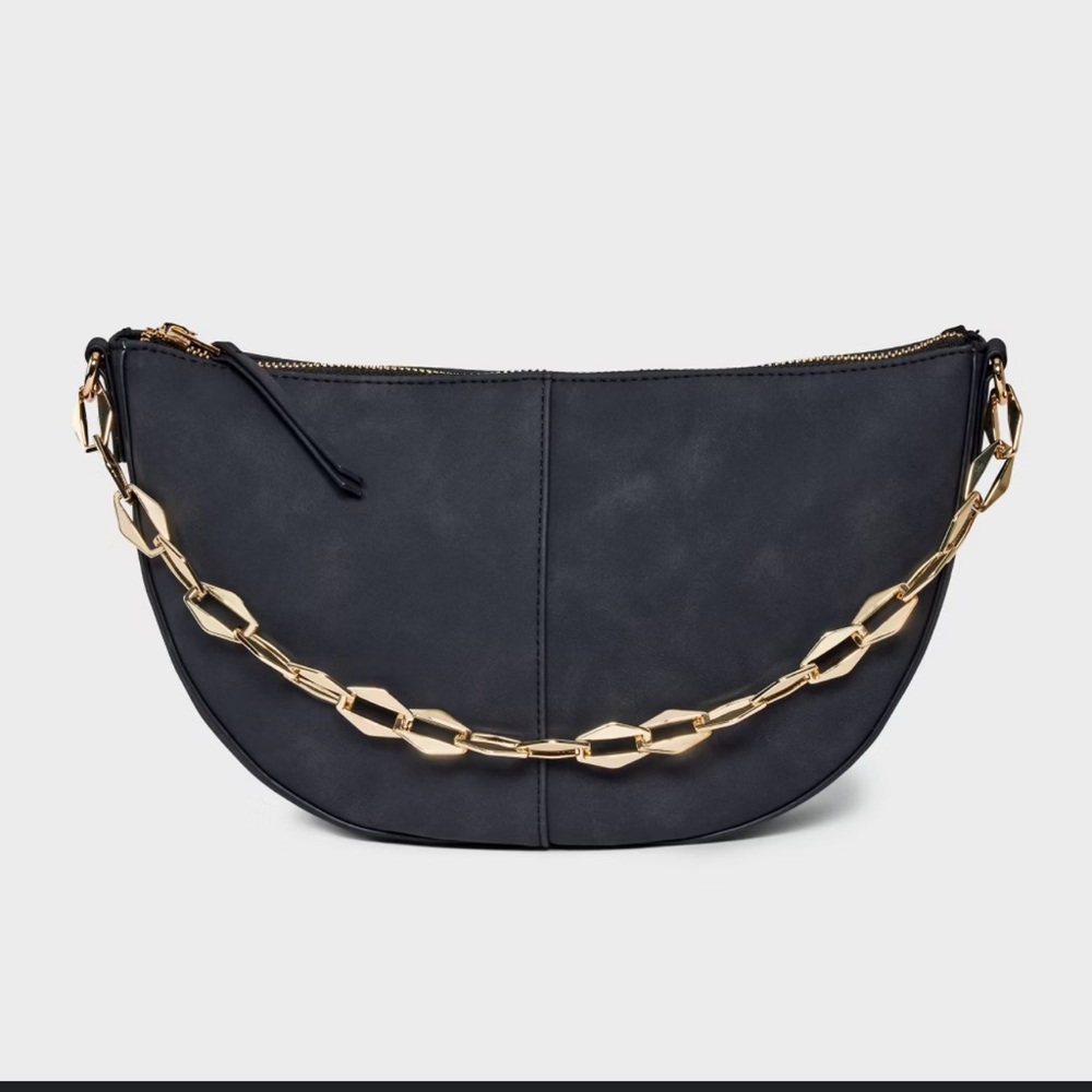 Elegant Black Shoulder Bag with Gold Chain